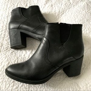 PLOCADI black booties